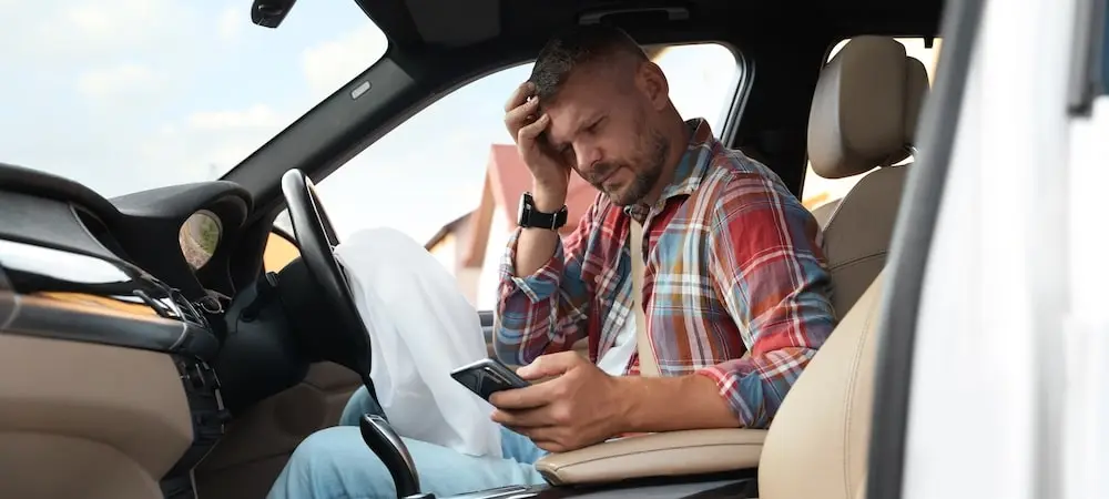 Hombre dentro del coche